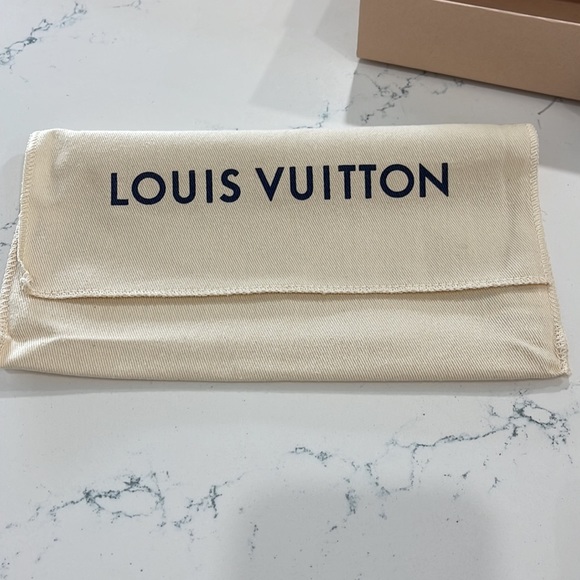 Louis Vuitton' Zippy wallet. Monogram canvas with red accents. Can be a clutch. - Picture 3 of 9